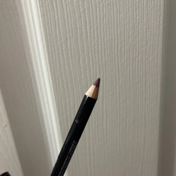 NEW SAIE LIP LINER - Picture 3 of 3